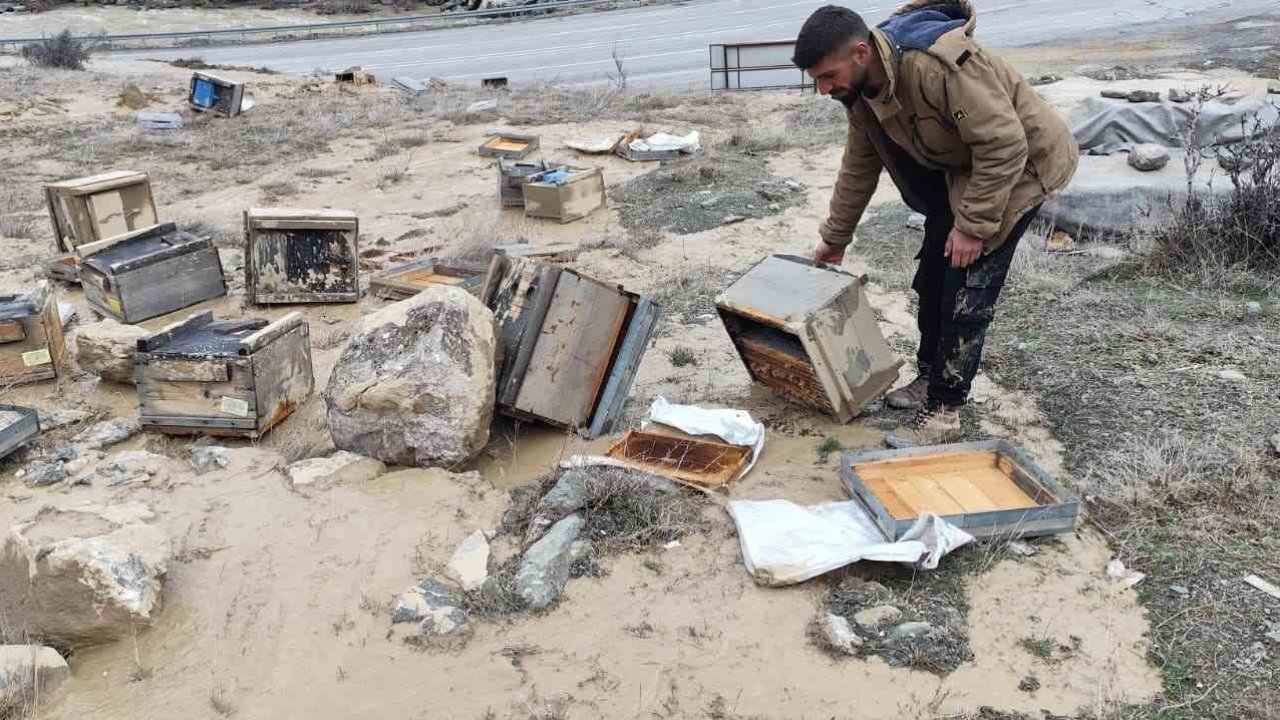 Hakkari’de selde 150 kovan zarar gördü