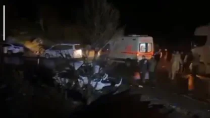 Hakkâri’de tır otomobille çarpıştı: 2 yaralı