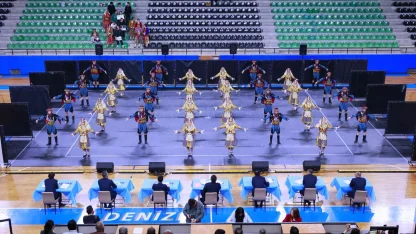 Halk oyunları şöleni izleyenleri mest etti