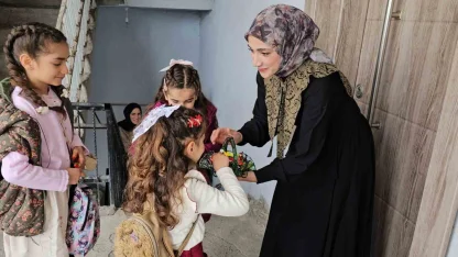 Hasköy’de bayram geleneği sürüyor: Çocuklar kapı kapı şeker topladı