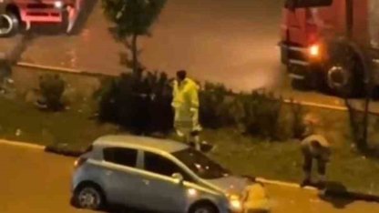 Hatay’da aşırı yağışların etkisiyle, göle dönen yollarda araçlar mahsur kaldı