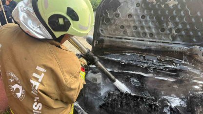 Hatay’da park halindeki otomobil alevlere teslim oldu