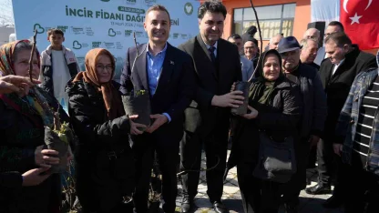 Havran’da 102 çiftçiye 2 bin 500 incir fidanı dağıtıldı