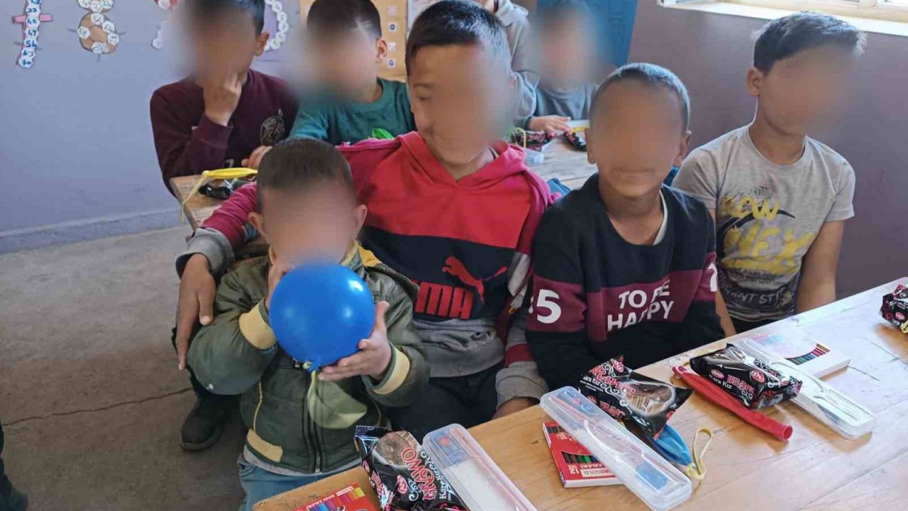 Hayırseverlerden Suvaran köyü öğrencilerine kırtasiye desteği