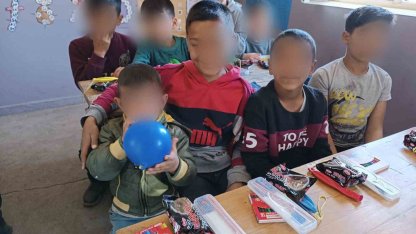 Hayırseverlerden Suvaran köyü öğrencilerine kırtasiye desteği