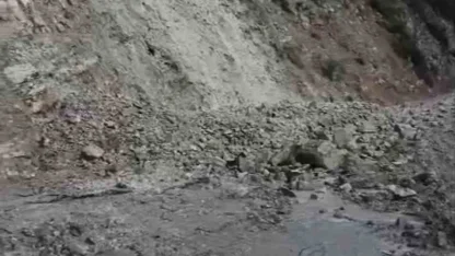 Heyelan köy yolunu ulaşıma kapattı