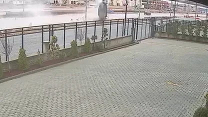 Hızla su birikintisine giren otomobil takla attı