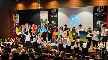 IB öğrencileri "Dünya Anadili Günü"nde kültürel bir mozaik oluşturdu