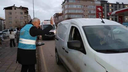 İftar vakti yolda olan sürücülere iftarlık dağıttılar