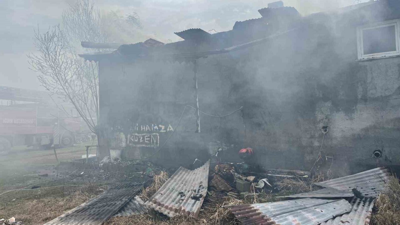 Iğdır’da çıkan yangında ev küle döndü