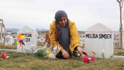 İki evladı vahşice öldürülen anne, bayram öncesi evlatlarının kabrini ziyaret etti