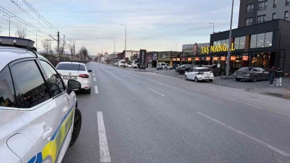 İki otomobil ve tramvayın karıştığı kazada 2 kişi yaralandı