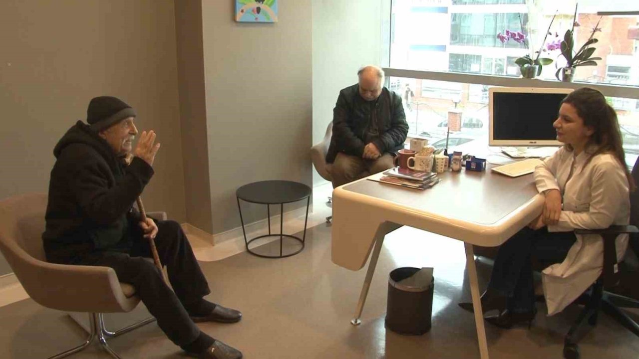 İnme geçiren 91 yaşındaki hastaya başarılı müdahale, uzmanlardan uyarı: "Dakikanın önemi var"