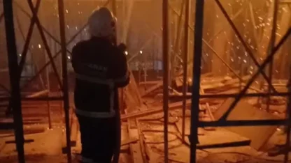 İnşaat halindeki binanın çatısında korkutan yangın