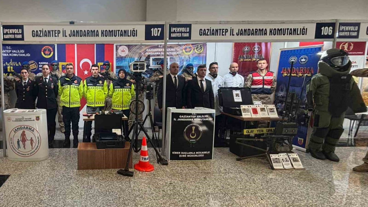 İpekyolu Bölgesel Kariyer Fuarı’nda jandarma standına yoğun ilgi