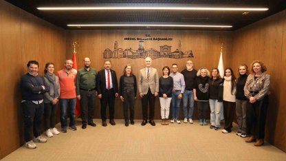 İspanyol misafirlerden İnegöl’ün ’Nöbetçi Kitaphane’lerine tam not