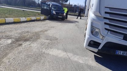 Isparta’da tır ile otomobil çarpıştı: 2 yaralı