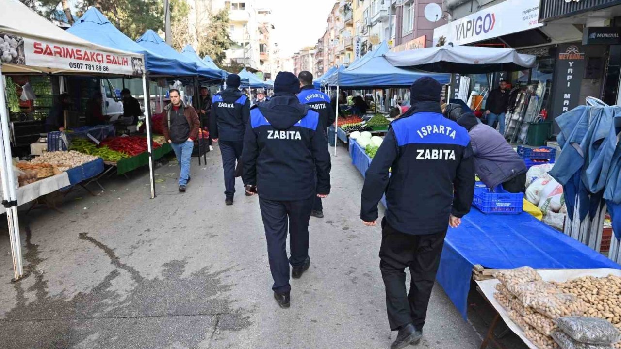 Isparta’da zabıtadan pazarda fiyat etiketi, terazi kontrolü ve pazar düzeni denetimi