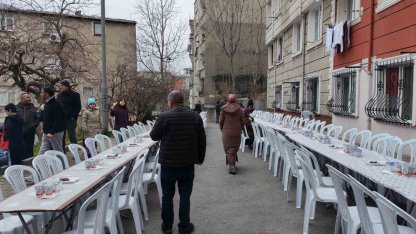 İstanbul’da komşuluk geleneğini sürdüren mahalle aynı sofrada 11’inci kez iftar yaptı