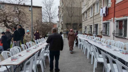 İstanbul’da komşuluk geleneğini sürdüren mahalle aynı sofrada 11’inci kez iftar yaptı