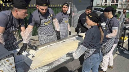İstanbul’da lahmacun rekoru: 63 metrelik dev lahmacun Guinness’e girdi