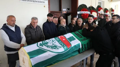 İstanbul’da silahlı saldırıda ölen genç futbolcu son yolculuğuna uğurlandı