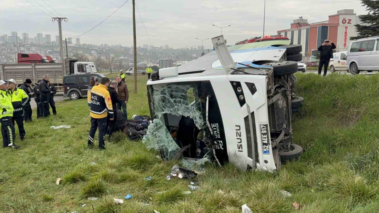 İstanbul’dan yarışmadan dönen öğrencileri taşıyan midibüs şarampole devrildi: 9’u öğrenci 15 yaralı
