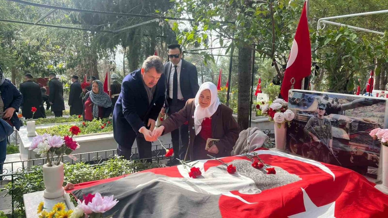 İzmir’de 18 Mart Çanakkale Deniz Zaferi’nin 111. yıl dönümünde şehitler anıldı
