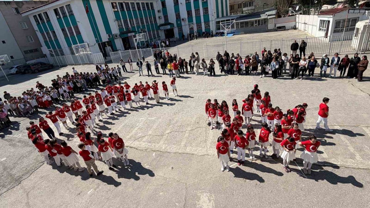 İzmir’de öğrenciler İstiklal Marşı’nı işaret diliyle okudu
