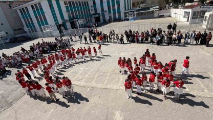 İzmir’de öğrenciler İstiklal Marşı’nı işaret diliyle okudu
