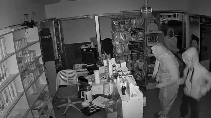 Kadın kılığına girseler de polisten kaçamadılar