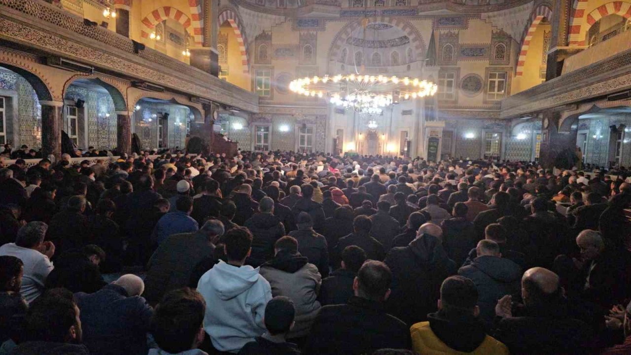 Kadir Gecesi’nde camiler doldu taştı