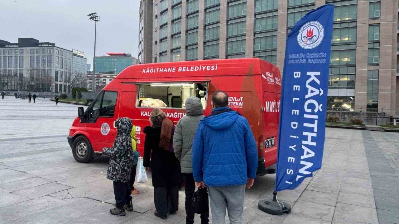 Kağıthane’de iftara yetişemeyenlere sıcak çorba ikramı