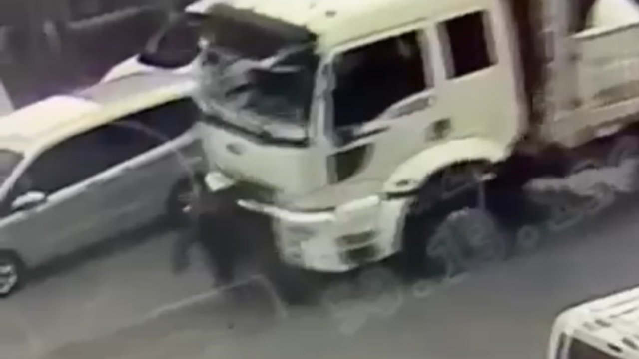 Kamyonun çarptığı yaşlı adam ağır yaralandı