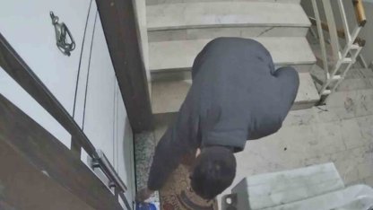 Kapı kapı para topladı, gözü kargoda kaldı: Güvenlik kamerası hırsızlığa engel oldu