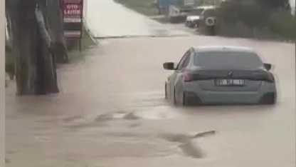 Karataş’ta sağanak hayatı felç etti: Yollar ve tarlalar göle döndü
