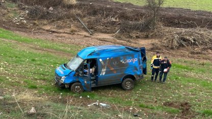 Kargo aracı takla attı: 2 yaralı