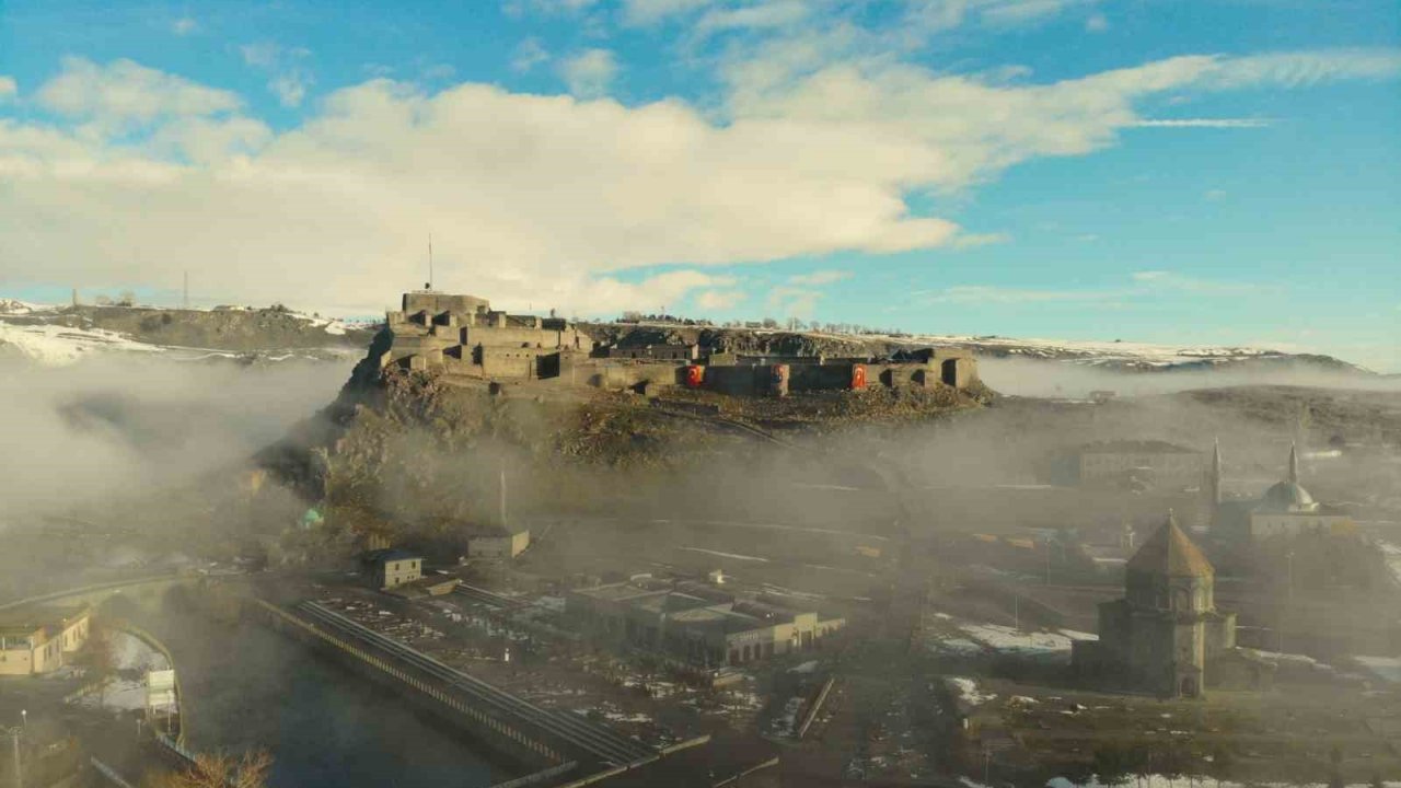 Kars Kalesi sis bulutları arasında kayboldu