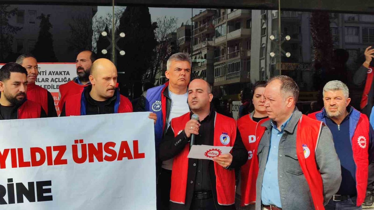 Karşıyaka’da 7 aydır maaş alamayan işçiler belediye kapısında