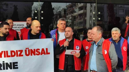 Karşıyaka’da 7 aydır maaş alamayan işçiler belediye kapısında