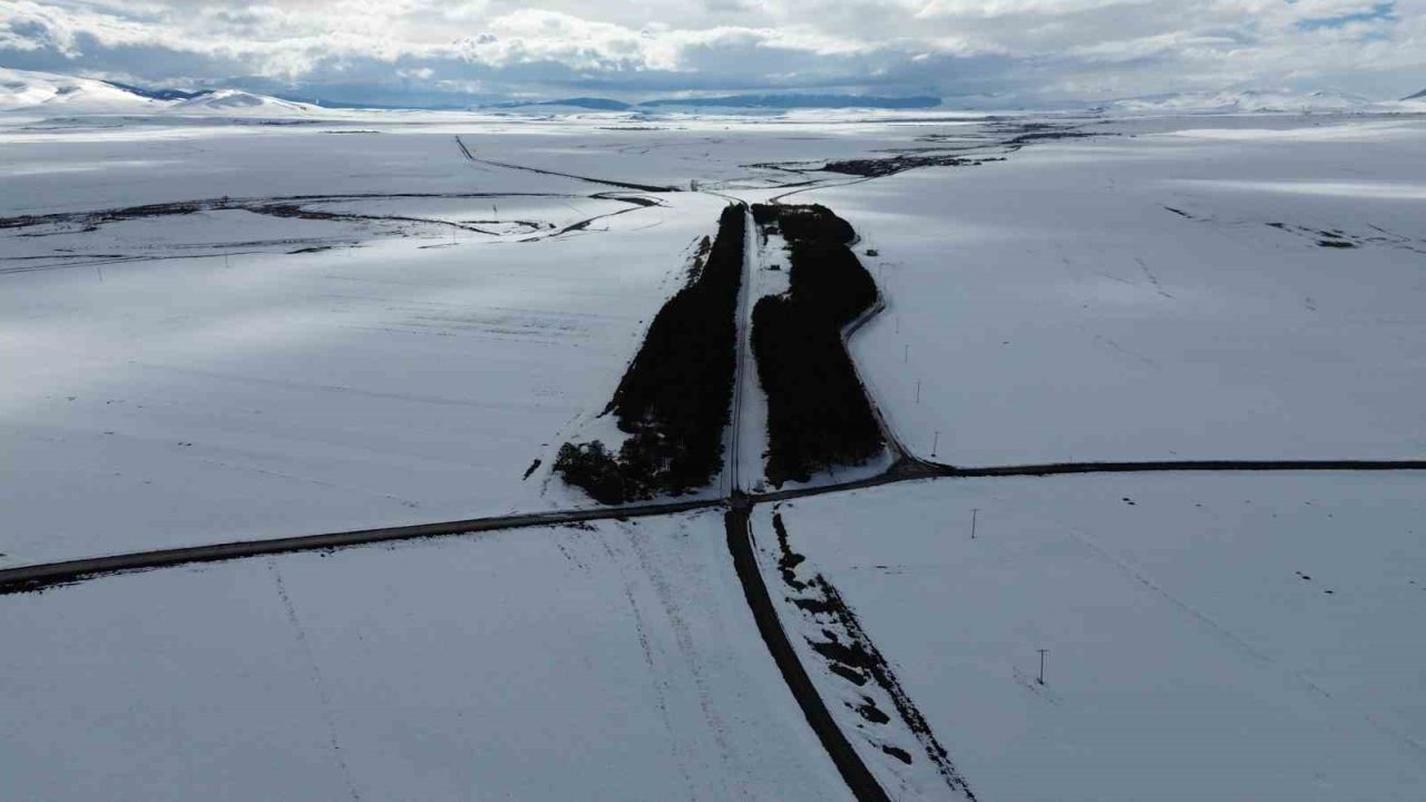 Kars’ta bahar ortasında kış manzarası: Benliahmet İstasyonu beyaza büründü