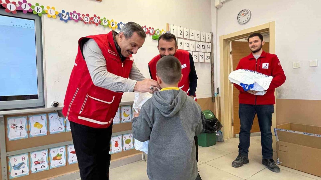 Kastamonu’da 6 bin 400 öğrencinin yüzü bayramlık kıyafetle güldürüldü