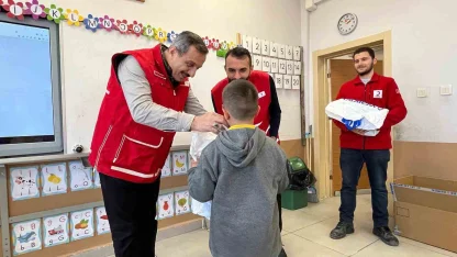 Kastamonu’da 6 bin 400 öğrencinin yüzü bayramlık kıyafetle güldürüldü
