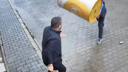 Kavgada eline geçirdiği varil, parke taşı ve masayı karşı tarafın üzerine attı