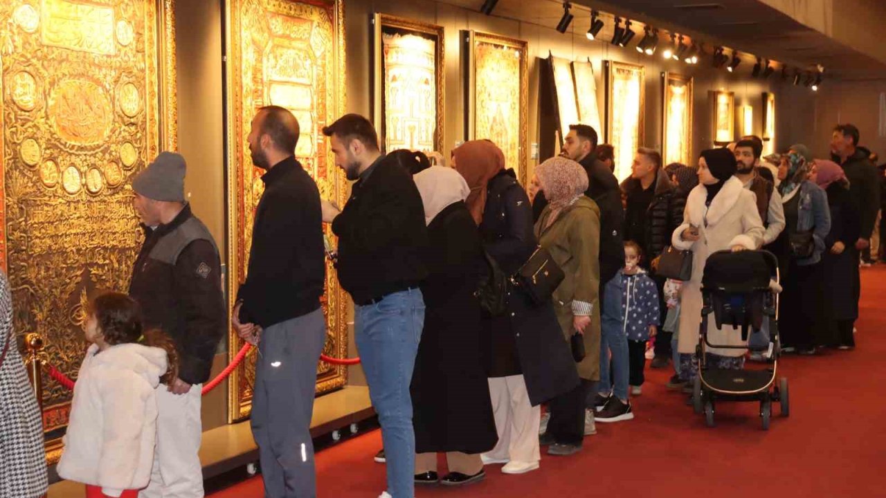 Kayserililer iftarın ardından ‘Kutsal Emanetler’e koştu