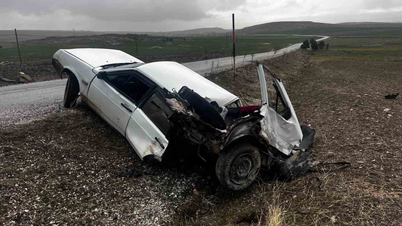 Kazada ikiye bölünen otomobil sürücüsü yaralandı