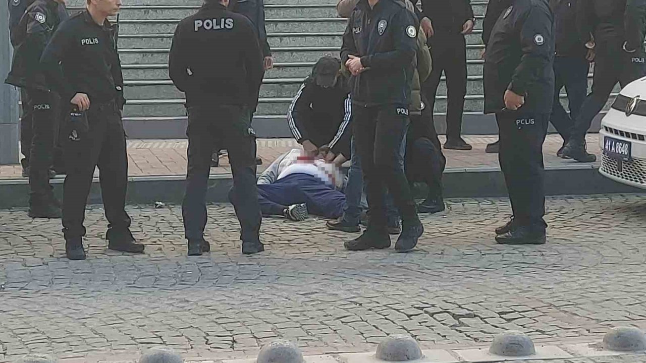 Kendisine istismarda bulunduğunu iddia ettiği şahsı adliye önünde kalbinden bıçakladı