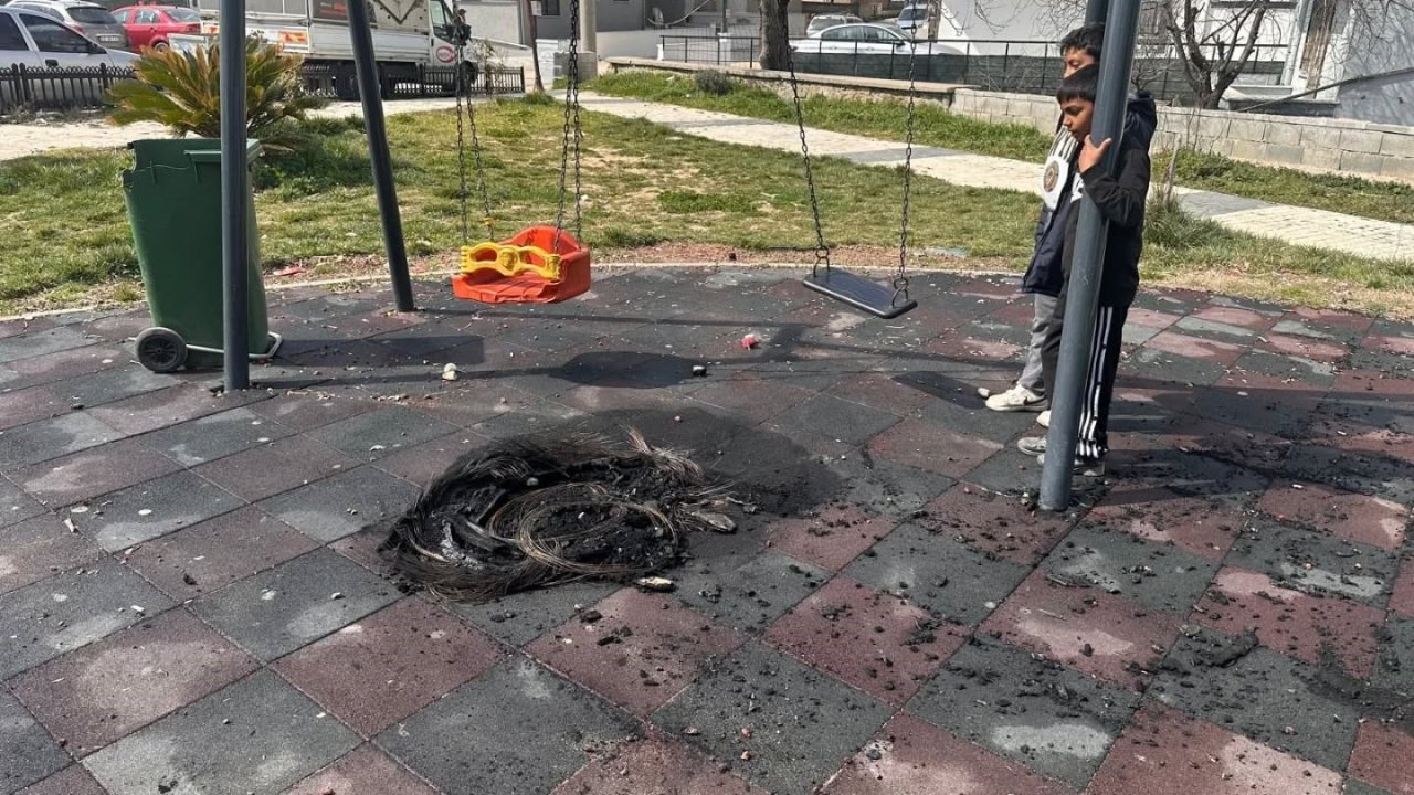 Keşan’da çocuk parkında yakılan ateş oyun gruplarına zarar verdi