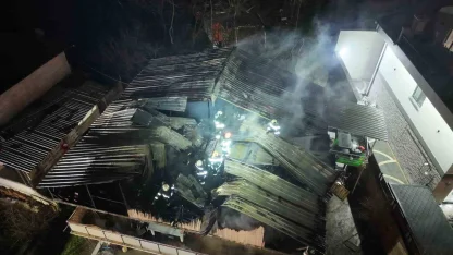 Kocaeli’de 2 katlı evin çatısı alevlere teslim oldu