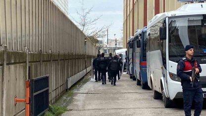 Kocaeli’de 3 kişinin öldüğü silahlı saldırıya ilişkin 9 şüpheli adliyede